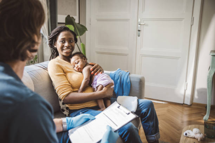 Health Visitor visiting mum and babyImage Credit: Freepik